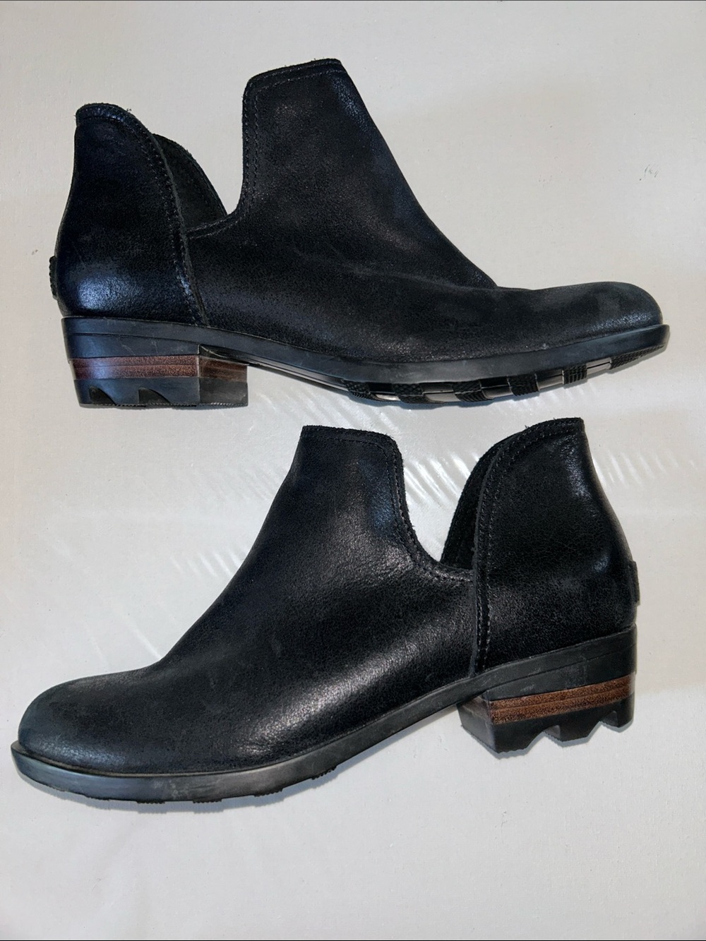 NWOB Sorel Lolla Cut-Out Black Leather Slip-On Ankle Booties